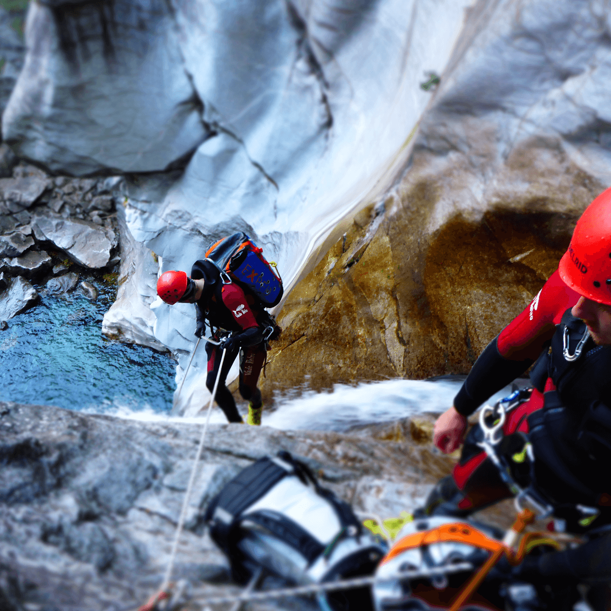 Abseilen ins kristallklare Wasser